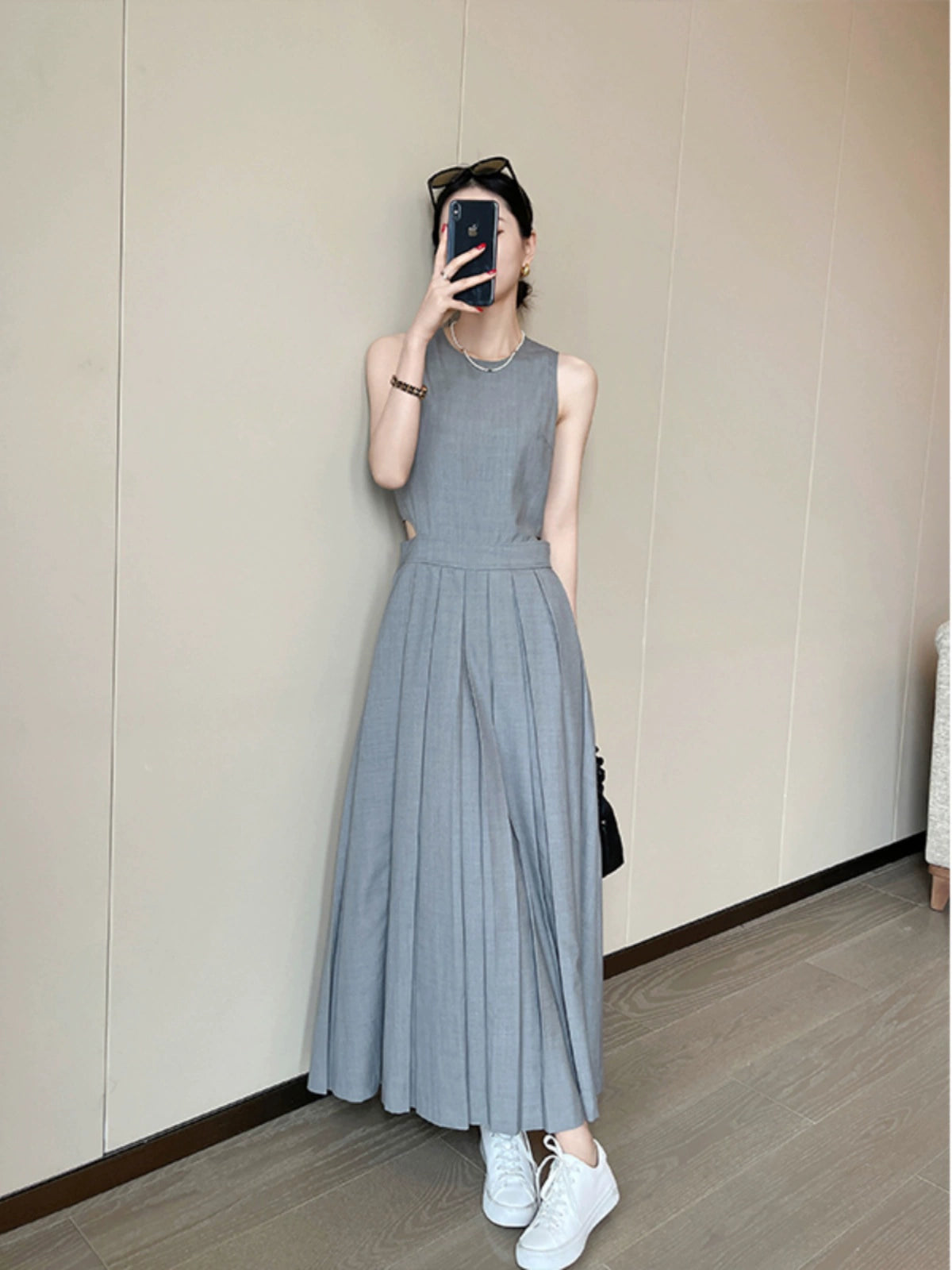 เสื้อแขนกุดสีเทาคัตเอาท์คัตเอาท์หญิงฤดูร้อน