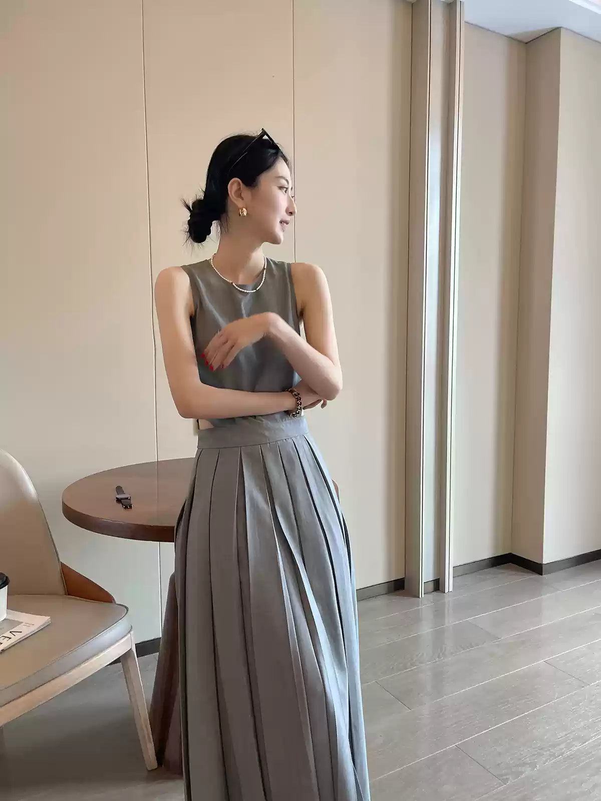 เสื้อแขนกุดสีเทาคัตเอาท์คัตเอาท์หญิงฤดูร้อน